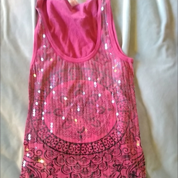 4 Tank Tops Medium/Large - Picture 5 of 7